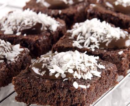 Petits pavés au chocolat et aux amandes ou noix de coco