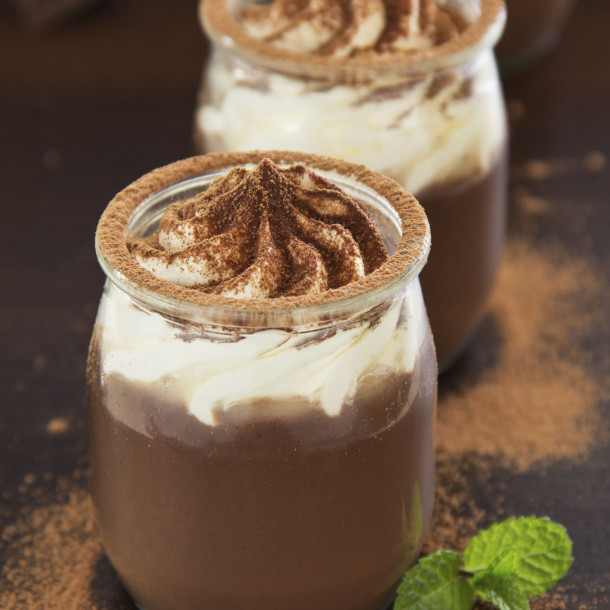 Petits pots de crème au chocolat et chantilly