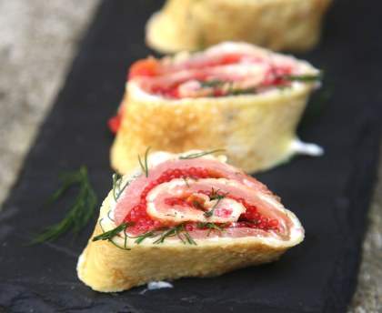 Petits roulés de crêpes aux oeufs de lump et saumon fumé