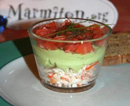 Petits verres d'avocat au saumon et à la feta