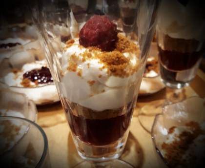 Petits verres mascarpone ricotta aux spéculoos et fruits rouges compotés