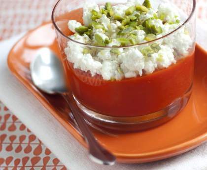 Petits verres tricolores : coulis de poivron, feta au cumin et pistaches