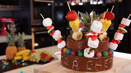 Pièce montée de bonbons et de fruits