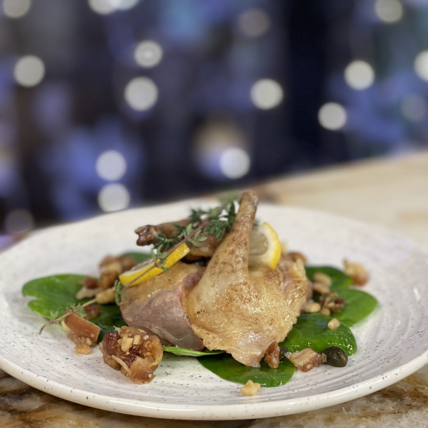 Pigeon en croûte de sel, condiment aux dattes de Cyril Lignac