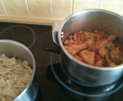 Pilons de poulet à la sauce tomate, olives et champignons