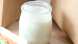 Pique-nique les pieds dans l’eau ou dans l’herbe : yaourt poire, pomme, abricot