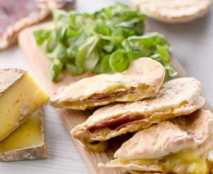 Pita grillée foie gras magret de canard tomme