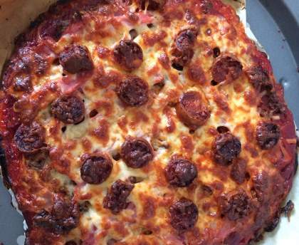 Pizza à la viande hachée, jambon et chorizo