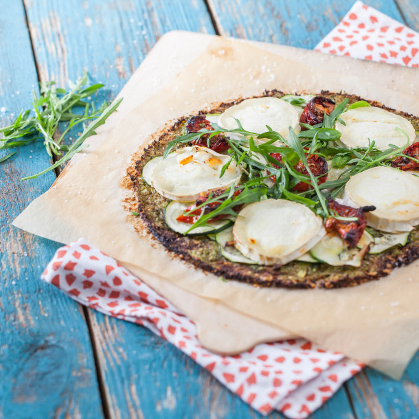 Pizza à pâte végétale garniture courgette, tomates confites et chèvre  