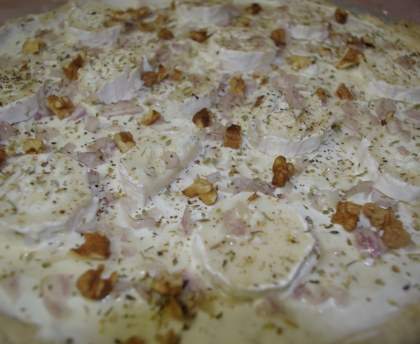 Pizza au chèvre, au miel et aux noix