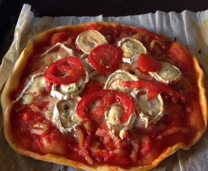 Pizza au chèvre, tomates et lardons