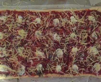 Pizza au chorizo et jambon cru