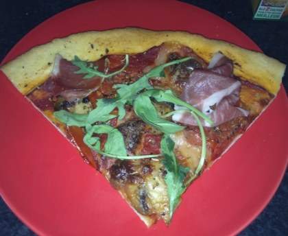 Pizza au jambon, au chèvre et aux champignons