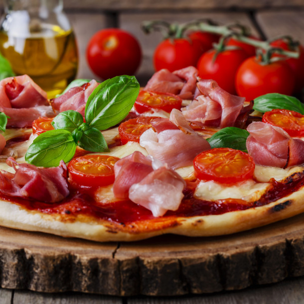Pizza au jambon cru, tomates et mozzarella