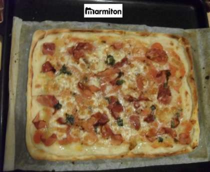 Pizza au jambon de Parme et mozzarella