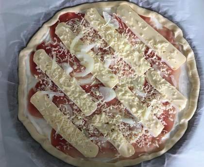 Pizza au jambon et reblochon