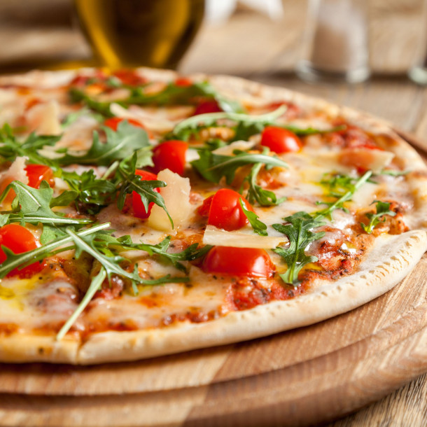 Pizza aux tomates cerises, roquette et mozzarella