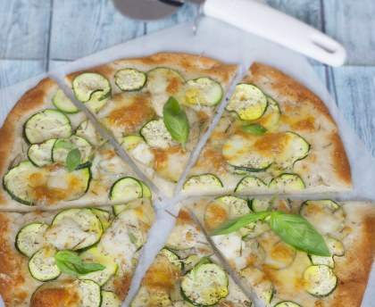 Pizza blanche express aux courgettes et à la mozzarella