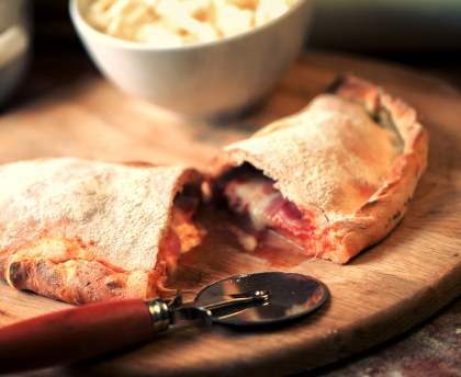 Pizza calzone tomate mozzarella