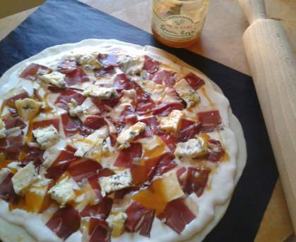 Pizza du sud ouest : magret de canard, roquefort 