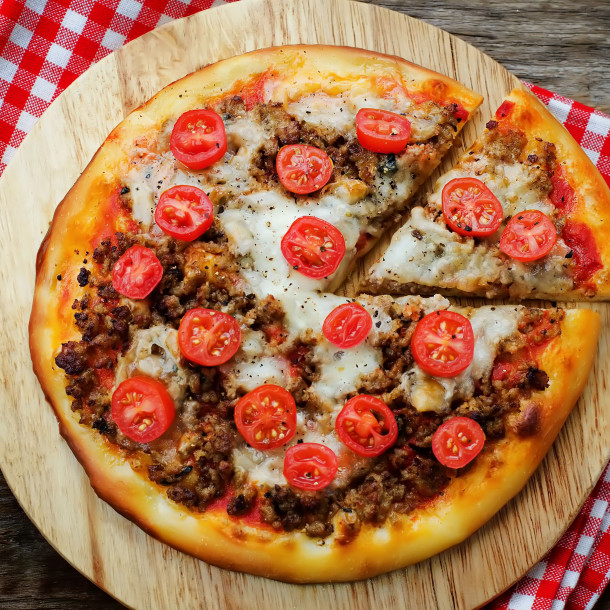 Pizza steaks hachés, tomates et mozzarella