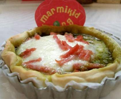Pizza tomate, pesto et mozzarella