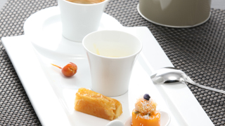 Plaisirs gourmands : Crème de mascarpone vanille, Nem tatin à la pomme, Mangue, fruit de la passion et noix de coco