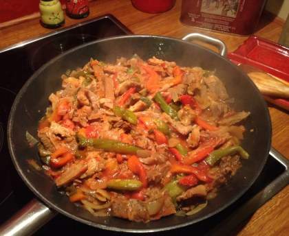 Plat-de-côte, sauce tomate, poivrons.