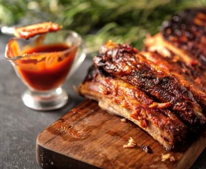 Plat de côtes de porc grillé