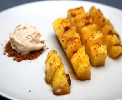 Poêlée d'ananas aux speculoos et glace caramel
