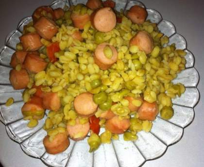 Poêlée de blé, saucisses, petits pois et tomates cerises
