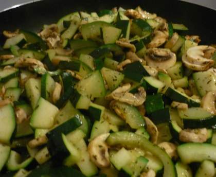 Poêlée de courgettes champignons et poulet