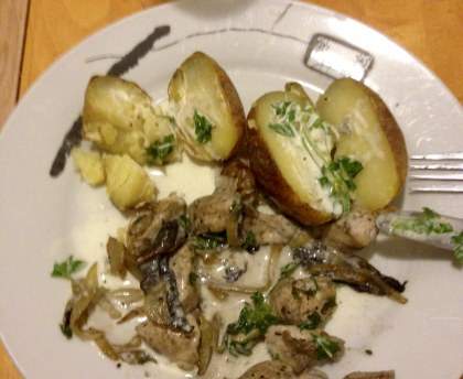 Poêlée de poulet, champignons et oignons accompagnée de pomme de terre