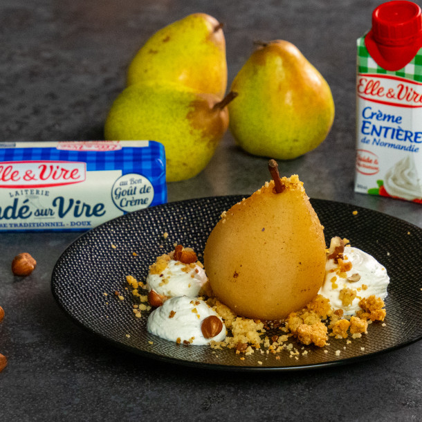 Poire pochée aux épices, crumble noisettes & chantilly
