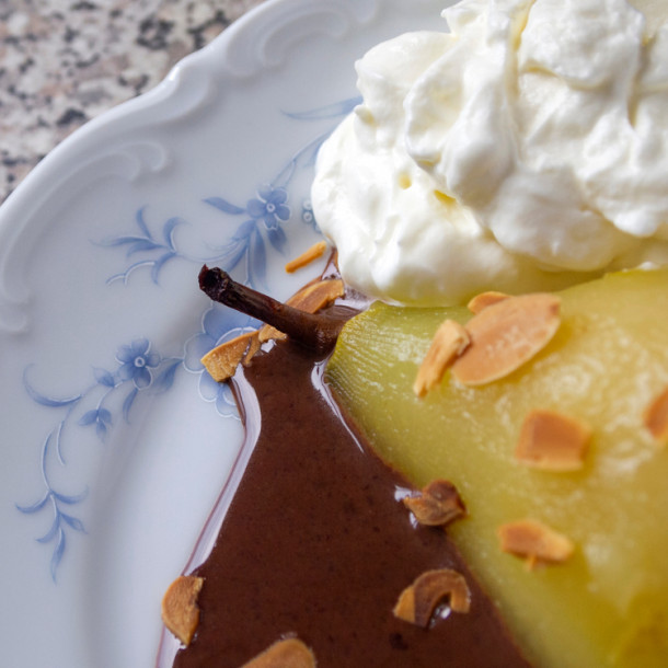 Poire pochée coeur chocolat par FAST[OCHE]®