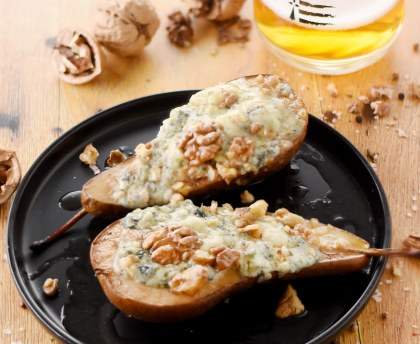 Poire rôtie roquefort et noix