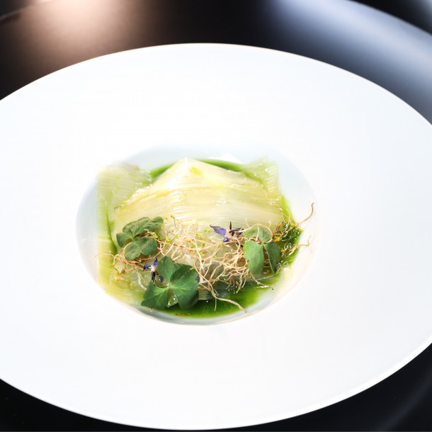 Poireaux fumés et lait de chèvre aux anchois