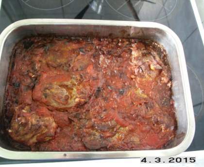 Poitrine d'agneau aux oignons et à la sauce tomate