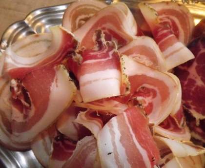 Poitrine de porc roulée et salée