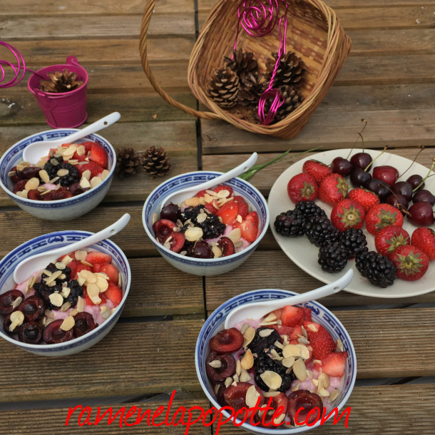 Poke bowl  sucré aux fruits rouges