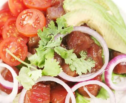 Poke bowl avocat et thon mariné