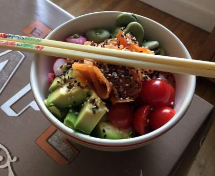 Poke bowl printanier à la truite fumée