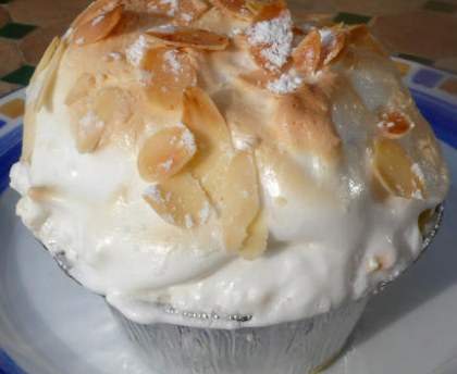 Polonaise : baba, crème pâtissière, fruits confits et meringue