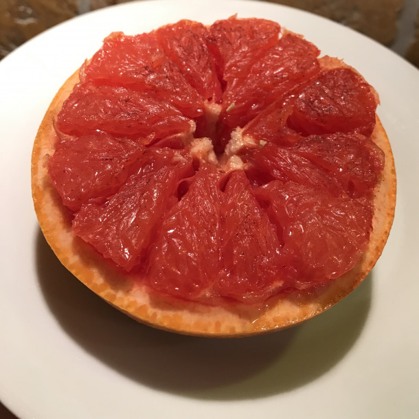 Pomelos à la cannelle au four