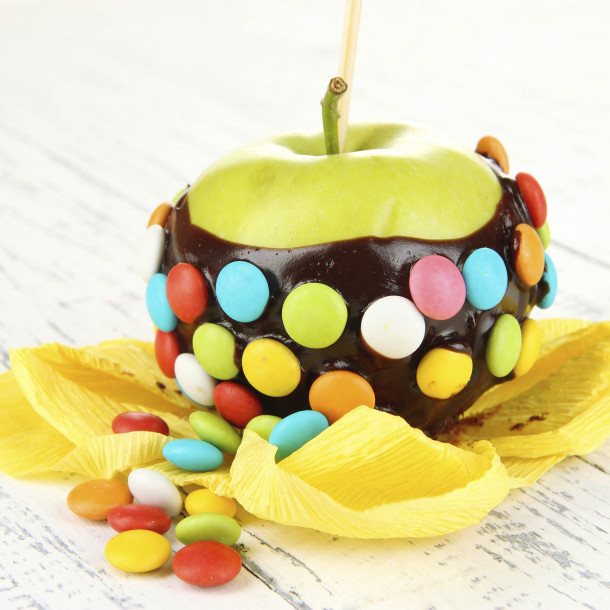 Pomme granny aux bonbons colorés et chocolat