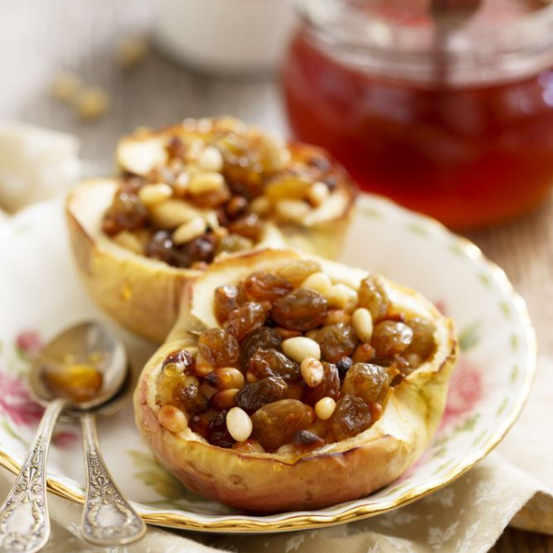 Pomme rôtie aux raisins secs et pignons de pin