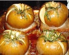 Pommes au four à l'estragon au coulis d'estragon sur croûte caramélisée