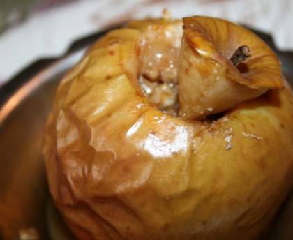 Pommes au four fourrées noix et crème de caramel au beurre salé