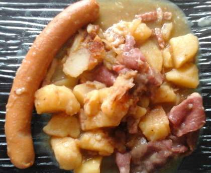 Pommes de terre au lard et aux saucisses fumées