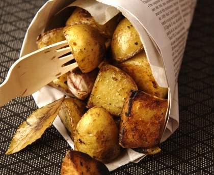 Pommes de terre nouvelles à l'ail et au laurier